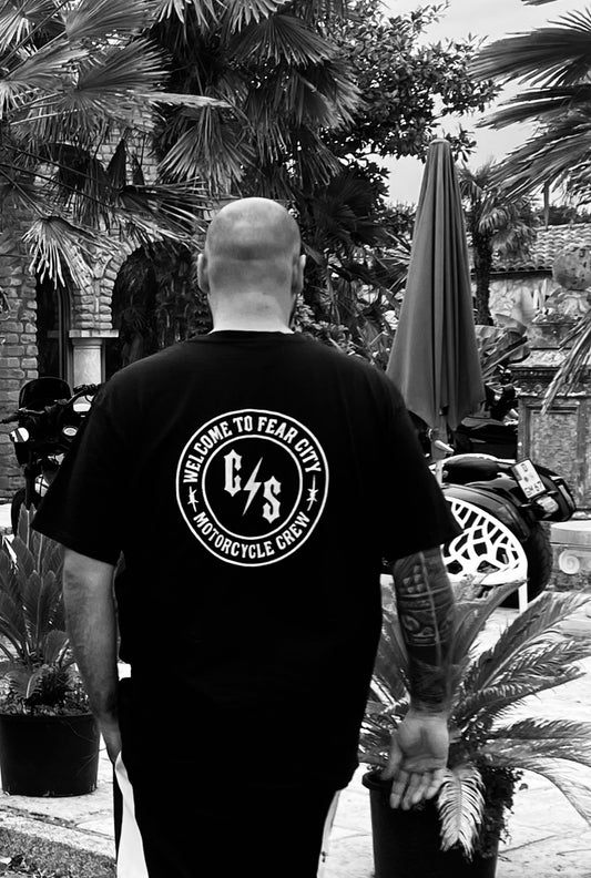 Entdecke dieses exklusive Fear City Clubstyle-T-Shirt, das den Biker-Lifestyle und den Motorrad-Spirit in jedem Detail widerspiegelt. Mit hochwertigem Siebdruck, handbedruckt und langlebig, bietet dieses Shirt perfekten Komfort für alle Motorrad-Enthusiasten. Ideal für Streetwear-Fans, Motorwear-Liebhaber und alle, die den urbanen Lifestyle und den einzigartigen Clubstyle suchen. Dieses T-Shirt ist nicht nur ein Kleidungsstück, sondern ein Statement für den authentischen Motorrad-Lifestyle.