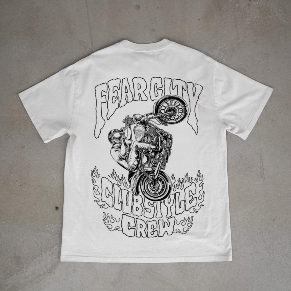 Entdecke dieses exklusive Fear City Clubstyle-T-Shirt, das den Biker-Lifestyle und den Motorrad-Spirit in jedem Detail widerspiegelt. Mit hochwertigem Siebdruck, handbedruckt und langlebig, bietet dieses Shirt perfekten Komfort für alle Motorrad-Enthusiasten. Ideal für Streetwear-Fans, Motorwear-Liebhaber und alle, die den urbanen Lifestyle und den einzigartigen Clubstyle suchen. Dieses T-Shirt ist nicht nur ein Kleidungsstück, sondern ein Statement für den authentischen Motorrad-Lifestyle.