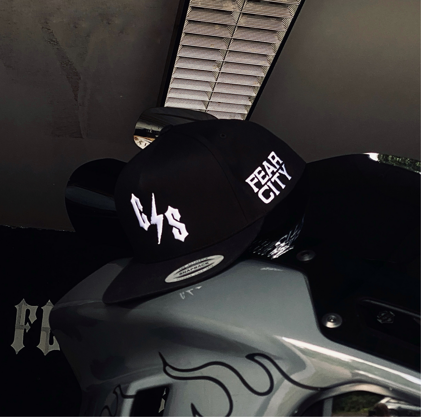 Fear City Cap – schwarze Snapback Cap mit gesticktem Logo für Biker & Streetwear-Fans