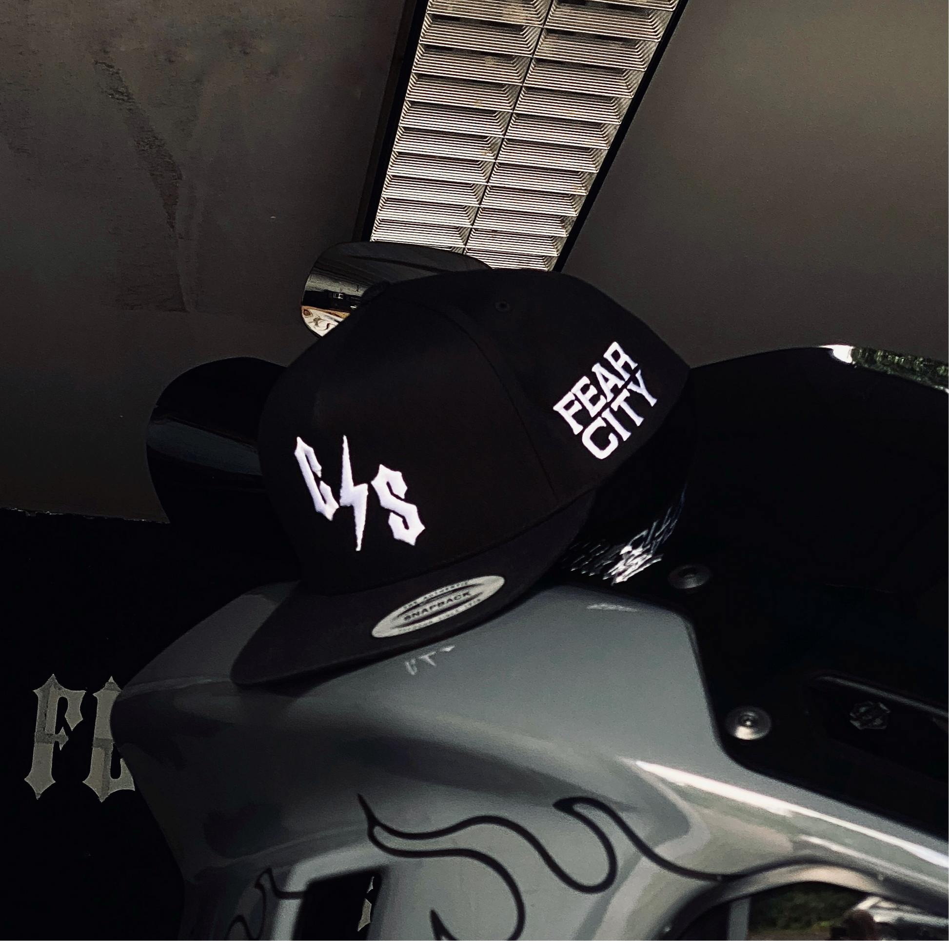 Fear City Cap – schwarze Snapback Cap mit gesticktem Logo für Biker & Streetwear-Fans