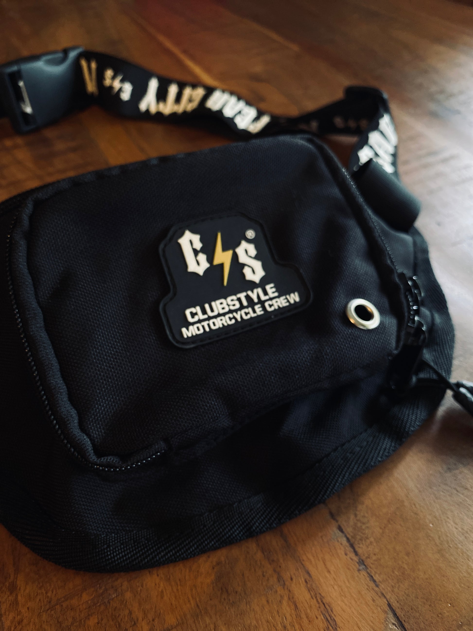 Schwarze Bauchtasche mit Fear City OG C S Logo - stylische Hipbag für unterwegs