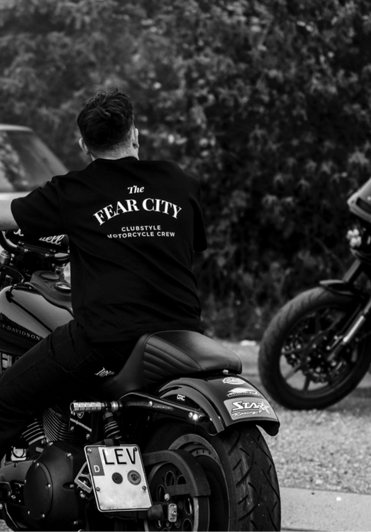 Entdecke dieses exklusive Fear City Clubstyle-T-Shirt, das den Biker-Lifestyle und den Motorrad-Spirit in jedem Detail widerspiegelt. Mit hochwertigem Siebdruck, handbedruckt und langlebig, bietet dieses Shirt perfekten Komfort für alle Motorrad-Enthusiasten. Ideal für Streetwear-Fans, Motorwear-Liebhaber und alle, die den urbanen Lifestyle und den einzigartigen Clubstyle suchen. Dieses T-Shirt ist nicht nur ein Kleidungsstück, sondern ein Statement für den authentischen Motorrad-Lifestyle.