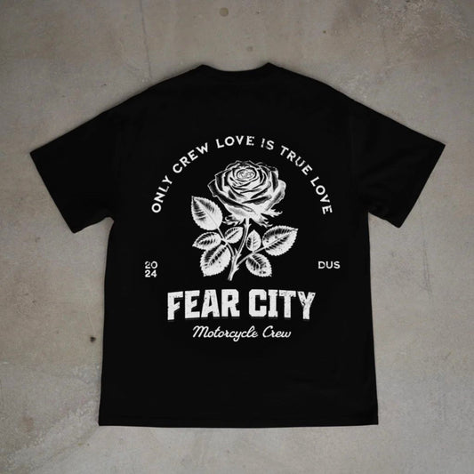 Entdecke dieses exklusive Fear City Clubstyle-T-Shirt, das den Biker-Lifestyle und den Motorrad-Spirit in jedem Detail widerspiegelt. Mit hochwertigem Siebdruck, handbedruckt und langlebig, bietet dieses Shirt perfekten Komfort für alle Motorrad-Enthusiasten. Ideal für Streetwear-Fans, Motorwear-Liebhaber und alle, die den urbanen Lifestyle und den einzigartigen Clubstyle suchen. Dieses T-Shirt ist nicht nur ein Kleidungsstück, sondern ein Statement für den authentischen Motorrad-Lifestyle.