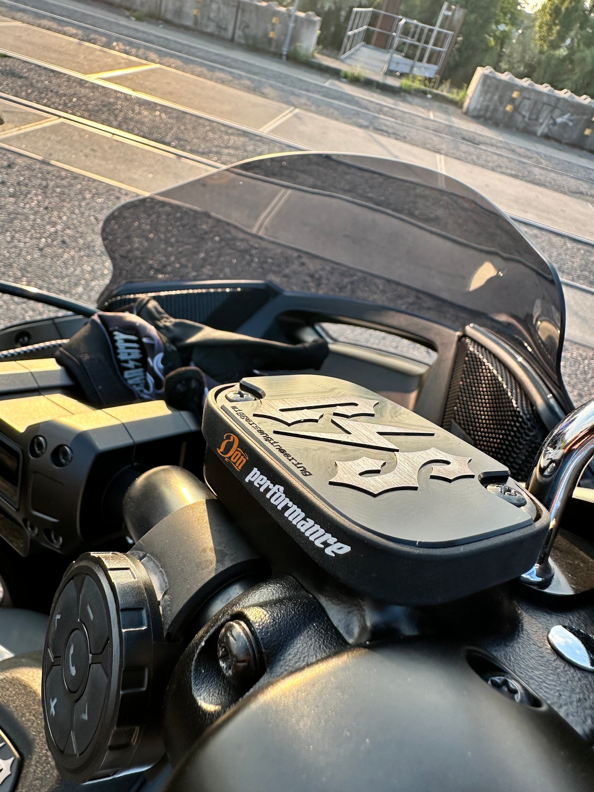 Schwarzer CNC-Bremsdeckel mit C S Logo - Custom Motorrad Zubehör aus
Aluminium