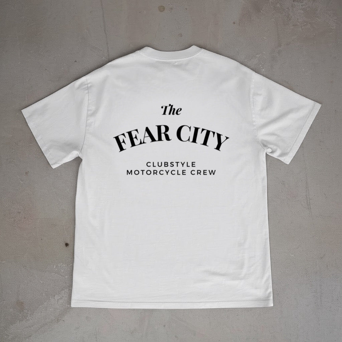 Entdecke dieses exklusive Fear City Clubstyle-T-Shirt, das den Biker-Lifestyle und den Motorrad-Spirit in jedem Detail widerspiegelt. Mit hochwertigem Siebdruck, handbedruckt und langlebig, bietet dieses Shirt perfekten Komfort für alle Motorrad-Enthusiasten. Ideal für Streetwear-Fans, Motorwear-Liebhaber und alle, die den urbanen Lifestyle und den einzigartigen Clubstyle suchen. Dieses T-Shirt ist nicht nur ein Kleidungsstück, sondern ein Statement für den authentischen Motorrad-Lifestyle.