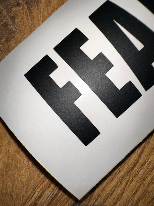 Clubstyle Chopper Sticker für Motorrad Fans - robuster Vinyl
Aufkleber mit Transferfolie für Tank, Helm, Garage oder Werkzeugkiste.
Fear City Design mit persönlicher Note, perfekt für Custom Bikes & Szene-Biker.