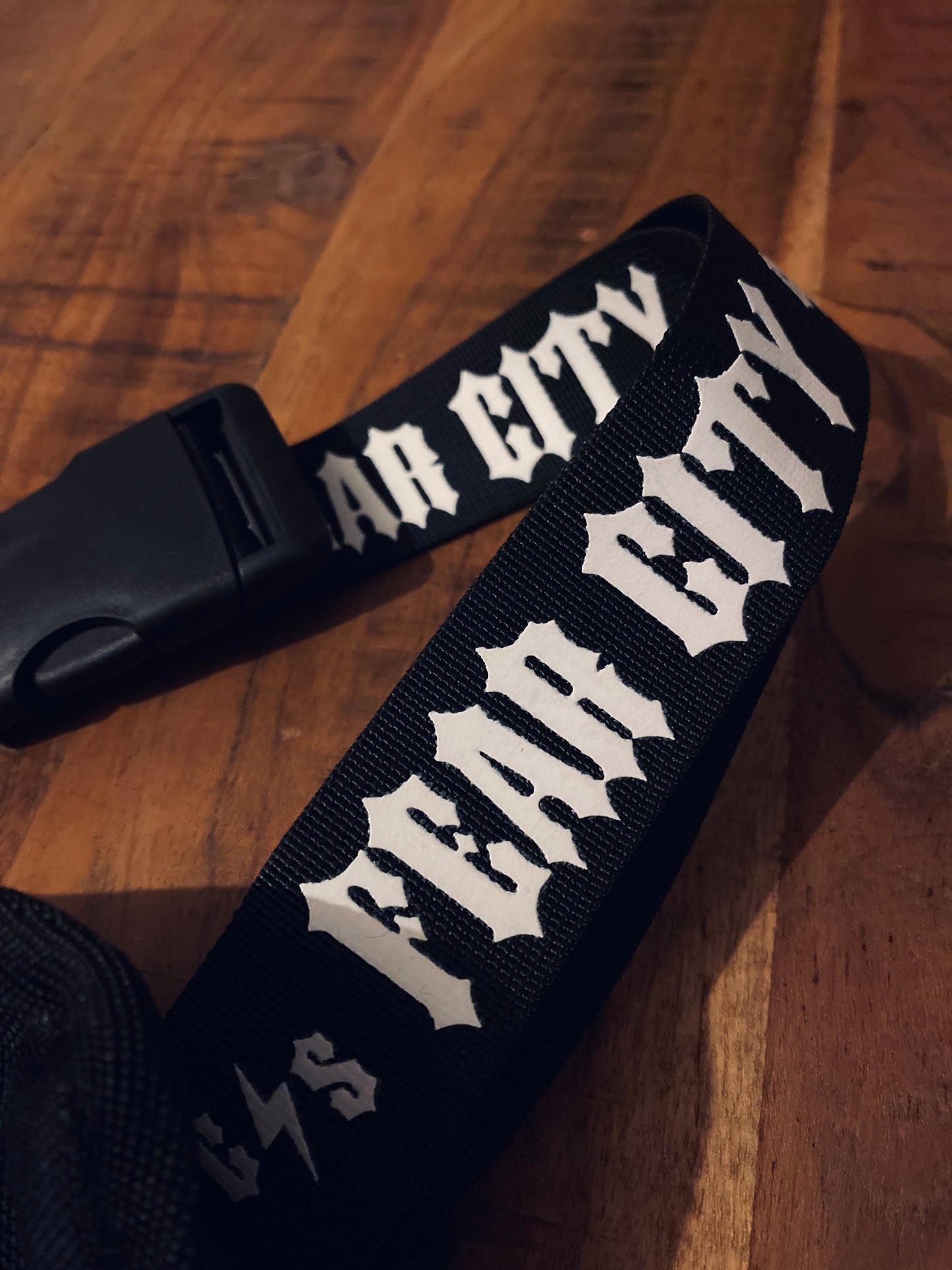 Schwarze Bauchtasche mit Fear City OG C S Logo - stylische Hipbag für unterwegs