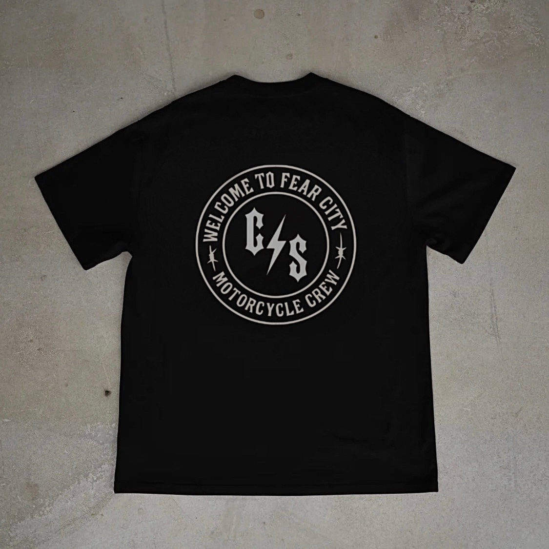 Entdecke dieses exklusive Fear City Clubstyle-T-Shirt, das den Biker-Lifestyle und den Motorrad-Spirit in jedem Detail widerspiegelt. Mit hochwertigem Siebdruck, handbedruckt und langlebig, bietet dieses Shirt perfekten Komfort für alle Motorrad-Enthusiasten. Ideal für Streetwear-Fans, Motorwear-Liebhaber und alle, die den urbanen Lifestyle und den einzigartigen Clubstyle suchen. Dieses T-Shirt ist nicht nur ein Kleidungsstück, sondern ein Statement für den authentischen Motorrad-Lifestyle.