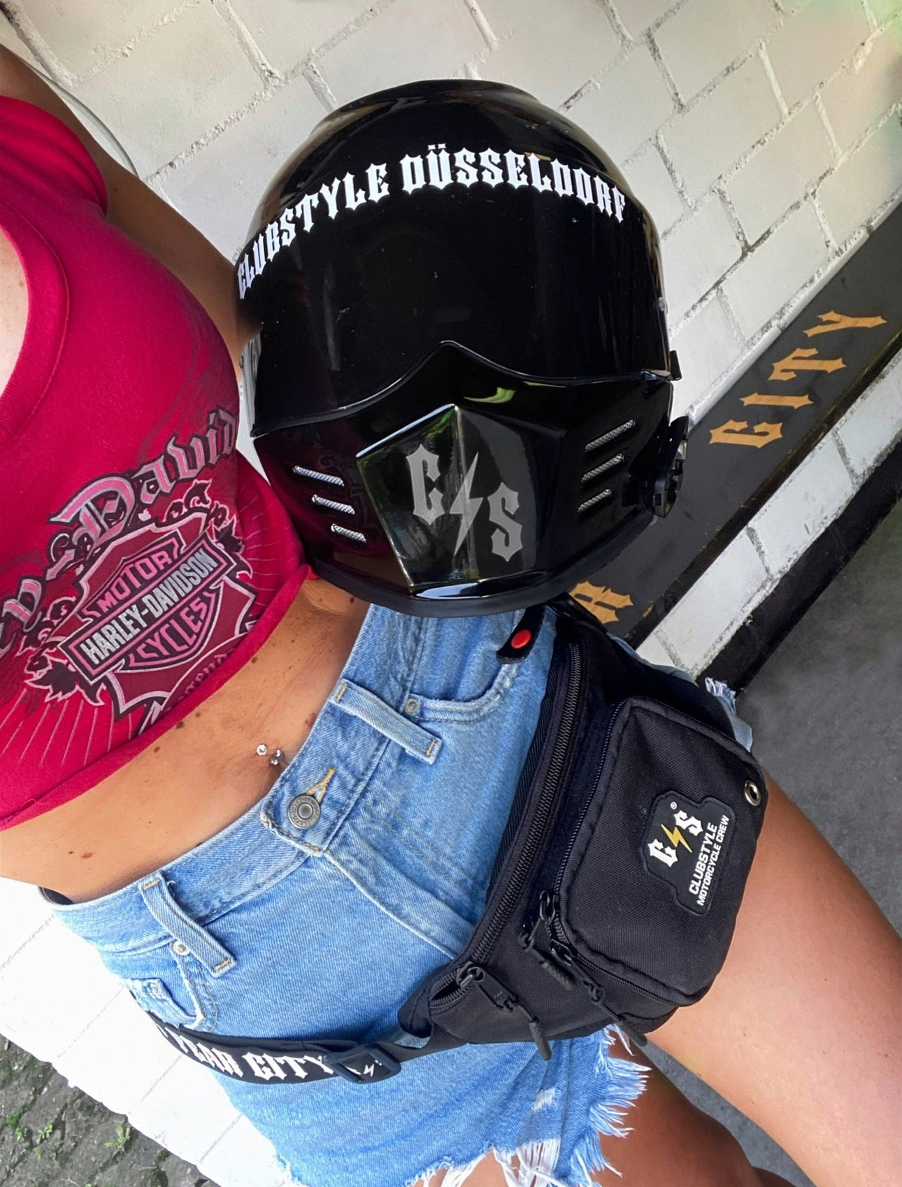 Clubstyle Chopper Sticker für Motorrad Fans - robuster Vinyl
Aufkleber mit Transferfolie für Tank, Helm, Garage oder Werkzeugkiste.
Fear City Design mit persönlicher Note, perfekt für Custom Bikes & Szene-Biker.