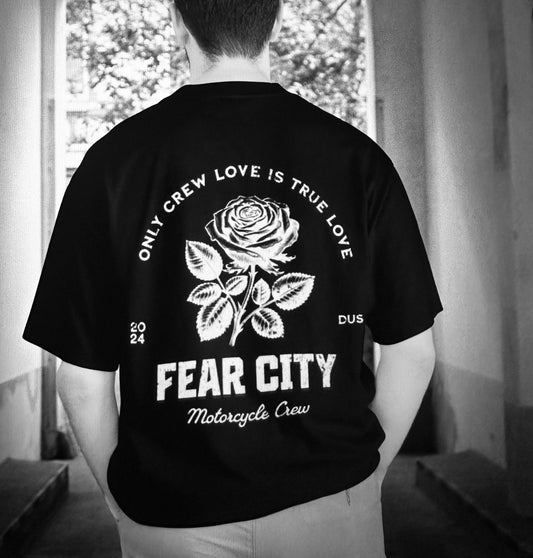 Entdecke dieses exklusive Fear City Clubstyle-T-Shirt, das den Biker-Lifestyle und den Motorrad-Spirit in jedem Detail widerspiegelt. Mit hochwertigem Siebdruck, handbedruckt und langlebig, bietet dieses Shirt perfekten Komfort für alle Motorrad-Enthusiasten. Ideal für Streetwear-Fans, Motorwear-Liebhaber und alle, die den urbanen Lifestyle und den einzigartigen Clubstyle suchen. Dieses T-Shirt ist nicht nur ein Kleidungsstück, sondern ein Statement für den authentischen Motorrad-Lifestyle.