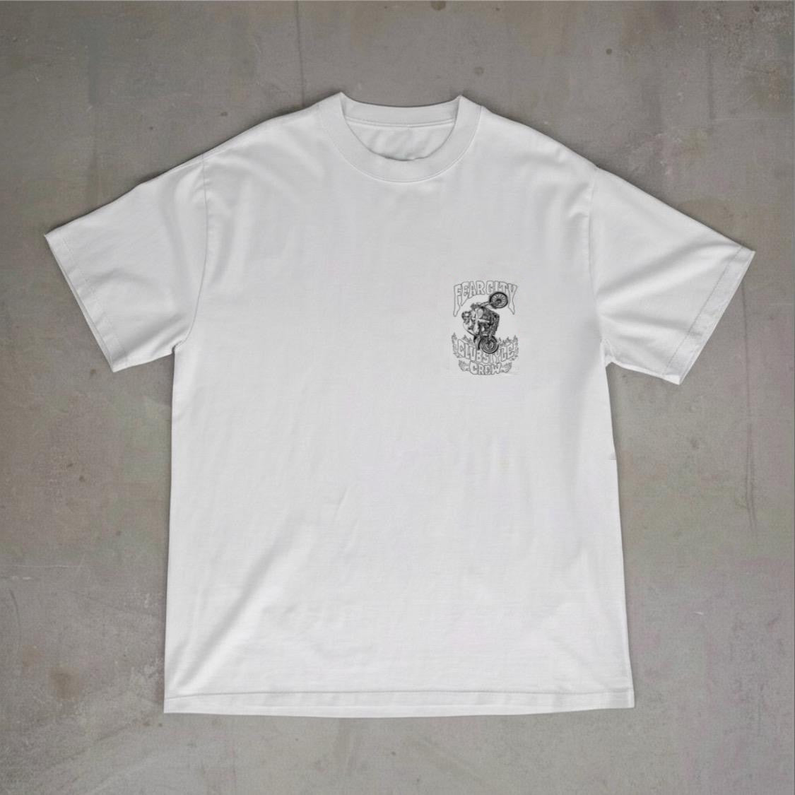 Entdecke dieses exklusive Fear City Clubstyle-T-Shirt, das den Biker-Lifestyle und den Motorrad-Spirit in jedem Detail widerspiegelt. Mit hochwertigem Siebdruck, handbedruckt und langlebig, bietet dieses Shirt perfekten Komfort für alle Motorrad-Enthusiasten. Ideal für Streetwear-Fans, Motorwear-Liebhaber und alle, die den urbanen Lifestyle und den einzigartigen Clubstyle suchen. Dieses T-Shirt ist nicht nur ein Kleidungsstück, sondern ein Statement für den authentischen Motorrad-Lifestyle.