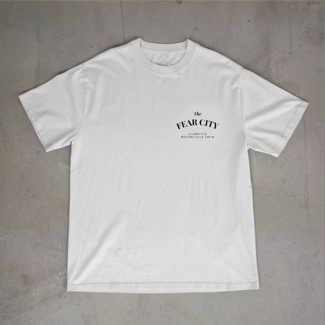 Entdecke dieses exklusive Fear City Clubstyle-T-Shirt, das den Biker-Lifestyle und den Motorrad-Spirit in jedem Detail widerspiegelt. Mit hochwertigem Siebdruck, handbedruckt und langlebig, bietet dieses Shirt perfekten Komfort für alle Motorrad-Enthusiasten. Ideal für Streetwear-Fans, Motorwear-Liebhaber und alle, die den urbanen Lifestyle und den einzigartigen Clubstyle suchen. Dieses T-Shirt ist nicht nur ein Kleidungsstück, sondern ein Statement für den authentischen Motorrad-Lifestyle.