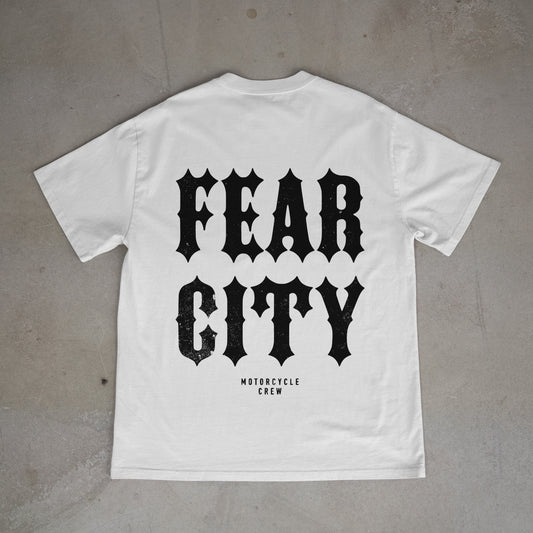 Entdecke dieses exklusive Fear City Clubstyle-T-Shirt, das den Biker-Lifestyle und den Motorrad-Spirit in jedem Detail widerspiegelt. Mit hochwertigem Siebdruck, handbedruckt und langlebig, bietet dieses Shirt perfekten Komfort für alle Motorrad-Enthusiasten. Ideal für Streetwear-Fans, Motorwear-Liebhaber und alle, die den urbanen Lifestyle und den einzigartigen Clubstyle suchen. Dieses T-Shirt ist nicht nur ein Kleidungsstück, sondern ein Statement für den authentischen Motorrad-Lifestyle.