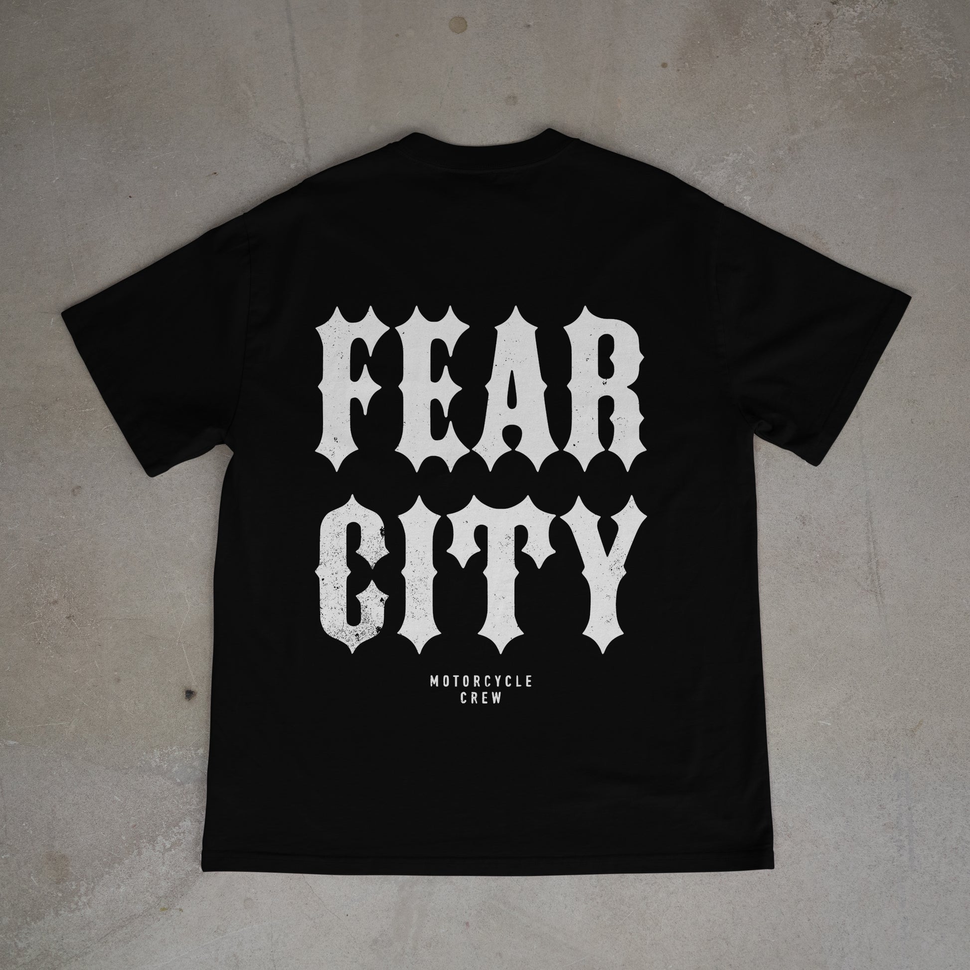 Entdecke dieses exklusive Fear City Clubstyle-T-Shirt, das den Biker-Lifestyle und den Motorrad-Spirit in jedem Detail widerspiegelt. Mit hochwertigem Siebdruck, handbedruckt und langlebig, bietet dieses Shirt perfekten Komfort für alle Motorrad-Enthusiasten. Ideal für Streetwear-Fans, Motorwear-Liebhaber und alle, die den urbanen Lifestyle und den einzigartigen Clubstyle suchen. Dieses T-Shirt ist nicht nur ein Kleidungsstück, sondern ein Statement für den authentischen Motorrad-Lifestyle.