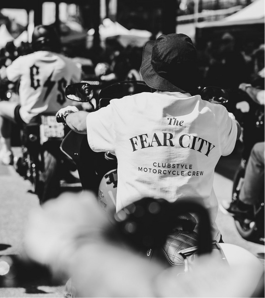 Entdecke dieses exklusive Fear City Clubstyle-T-Shirt, das den Biker-Lifestyle und den Motorrad-Spirit in jedem Detail widerspiegelt. Mit hochwertigem Siebdruck, handbedruckt und langlebig, bietet dieses Shirt perfekten Komfort für alle Motorrad-Enthusiasten. Ideal für Streetwear-Fans, Motorwear-Liebhaber und alle, die den urbanen Lifestyle und den einzigartigen Clubstyle suchen. Dieses T-Shirt ist nicht nur ein Kleidungsstück, sondern ein Statement für den authentischen Motorrad-Lifestyle.