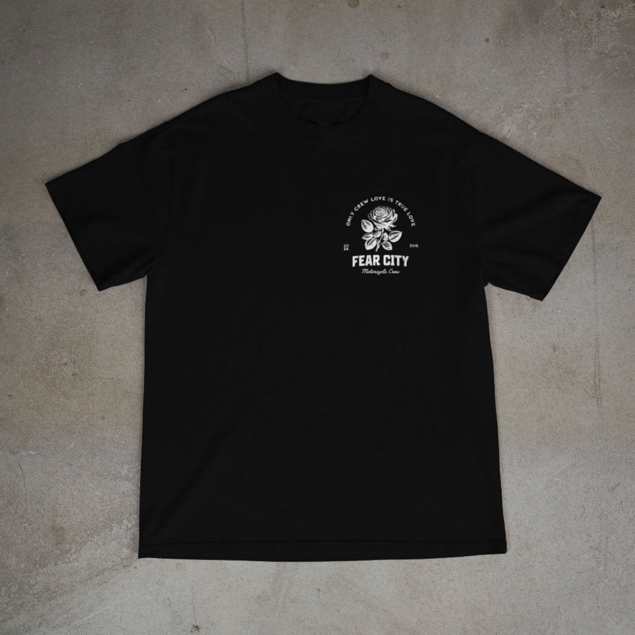 Entdecke dieses exklusive Fear City Clubstyle-T-Shirt, das den Biker-Lifestyle und den Motorrad-Spirit in jedem Detail widerspiegelt. Mit hochwertigem Siebdruck, handbedruckt und langlebig, bietet dieses Shirt perfekten Komfort für alle Motorrad-Enthusiasten. Ideal für Streetwear-Fans, Motorwear-Liebhaber und alle, die den urbanen Lifestyle und den einzigartigen Clubstyle suchen. Dieses T-Shirt ist nicht nur ein Kleidungsstück, sondern ein Statement für den authentischen Motorrad-Lifestyle.