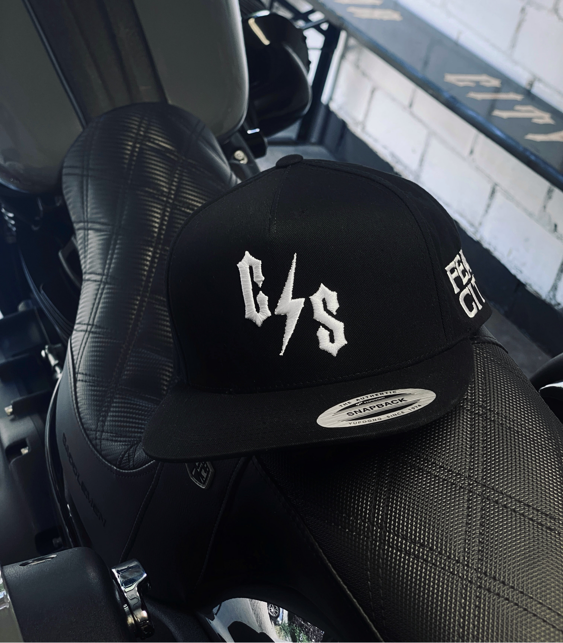 Fear City Cap – schwarze Snapback Cap mit gesticktem Logo für Biker & Streetwear-Fans