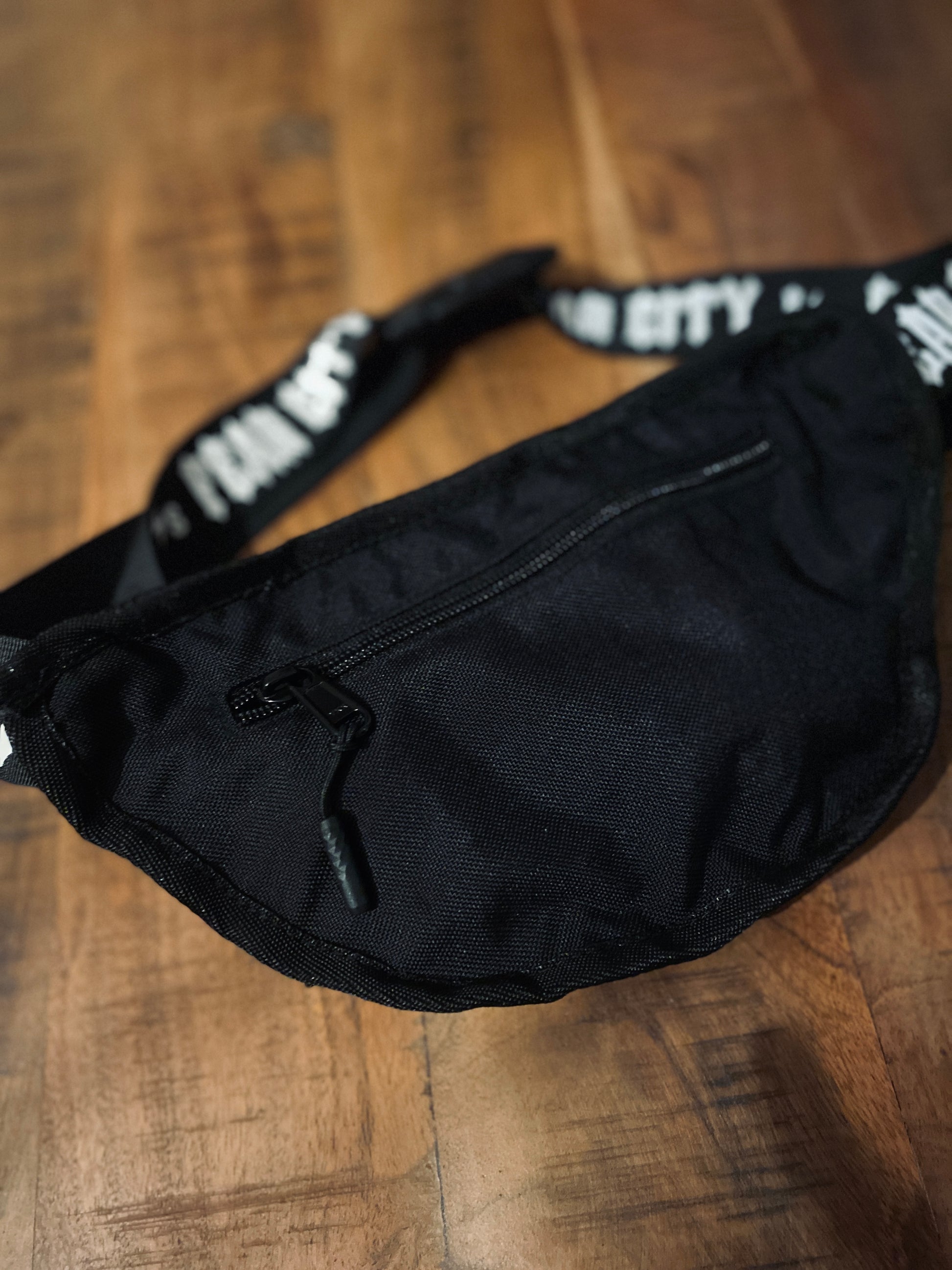 Schwarze Bauchtasche mit Fear City OG C S Logo - stylische Hipbag für unterwegs