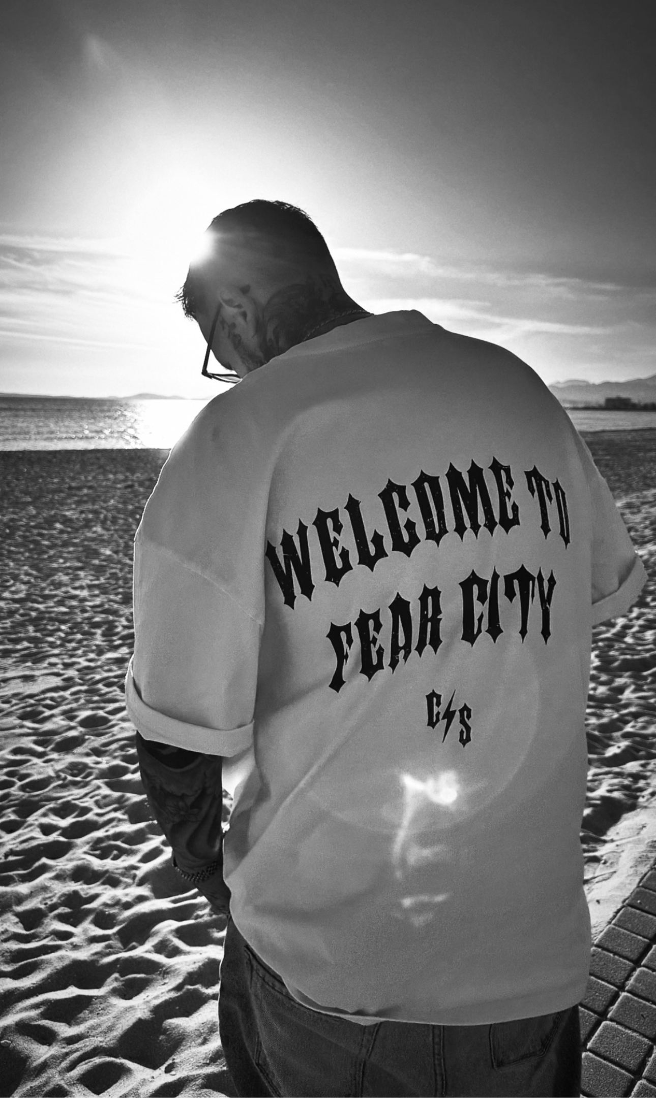 Entdecke dieses exklusive Fear City Clubstyle-T-Shirt, das den Biker-Lifestyle und den Motorrad-Spirit in jedem Detail widerspiegelt. Mit hochwertigem Siebdruck, handbedruckt und langlebig, bietet dieses Shirt perfekten Komfort für alle Motorrad-Enthusiasten. Ideal für Streetwear-Fans, Motorwear-Liebhaber und alle, die den urbanen Lifestyle und den einzigartigen Clubstyle suchen. Dieses T-Shirt ist nicht nur ein Kleidungsstück, sondern ein Statement für den authentischen Motorrad-Lifestyle.