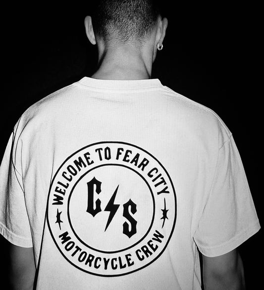 Entdecke dieses exklusive Fear City Clubstyle-T-Shirt, das den Biker-Lifestyle und den Motorrad-Spirit in jedem Detail widerspiegelt. Mit hochwertigem Siebdruck, handbedruckt und langlebig, bietet dieses Shirt perfekten Komfort für alle Motorrad-Enthusiasten. Ideal für Streetwear-Fans, Motorwear-Liebhaber und alle, die den urbanen Lifestyle und den einzigartigen Clubstyle suchen. Dieses T-Shirt ist nicht nur ein Kleidungsstück, sondern ein Statement für den authentischen Motorrad-Lifestyle.