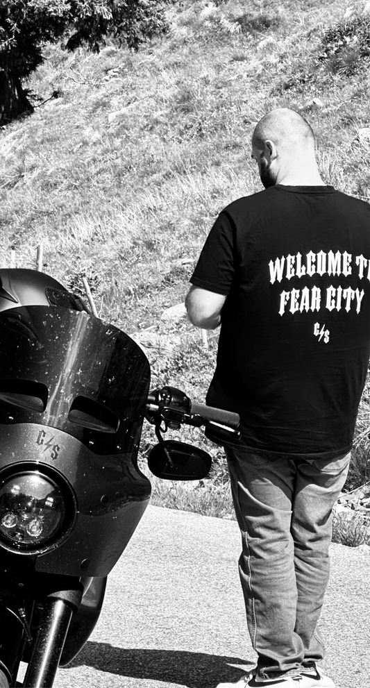 Entdecke dieses exklusive Fear City Clubstyle-T-Shirt, das den Biker-Lifestyle und den Motorrad-Spirit in jedem Detail widerspiegelt. Mit hochwertigem Siebdruck, handbedruckt und langlebig, bietet dieses Shirt perfekten Komfort für alle Motorrad-Enthusiasten. Ideal für Streetwear-Fans, Motorwear-Liebhaber und alle, die den urbanen Lifestyle und den einzigartigen Clubstyle suchen. Dieses T-Shirt ist nicht nur ein Kleidungsstück, sondern ein Statement für den authentischen Motorrad-Lifestyle.