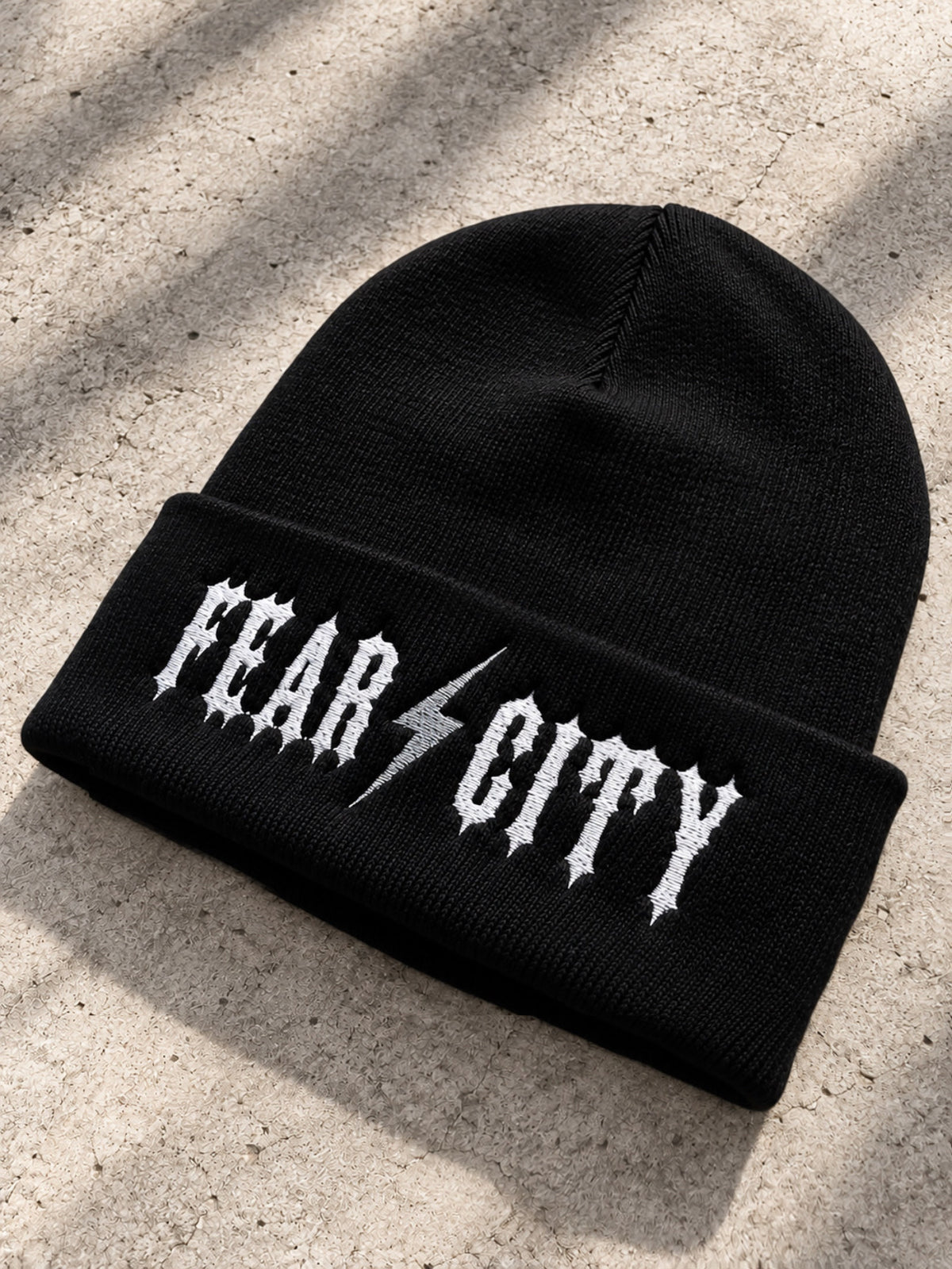 Schwarze Motorrad Clubstyle Beanie von Fear City mit großem weißem FEAR CITY Schriftzug als Stickerei