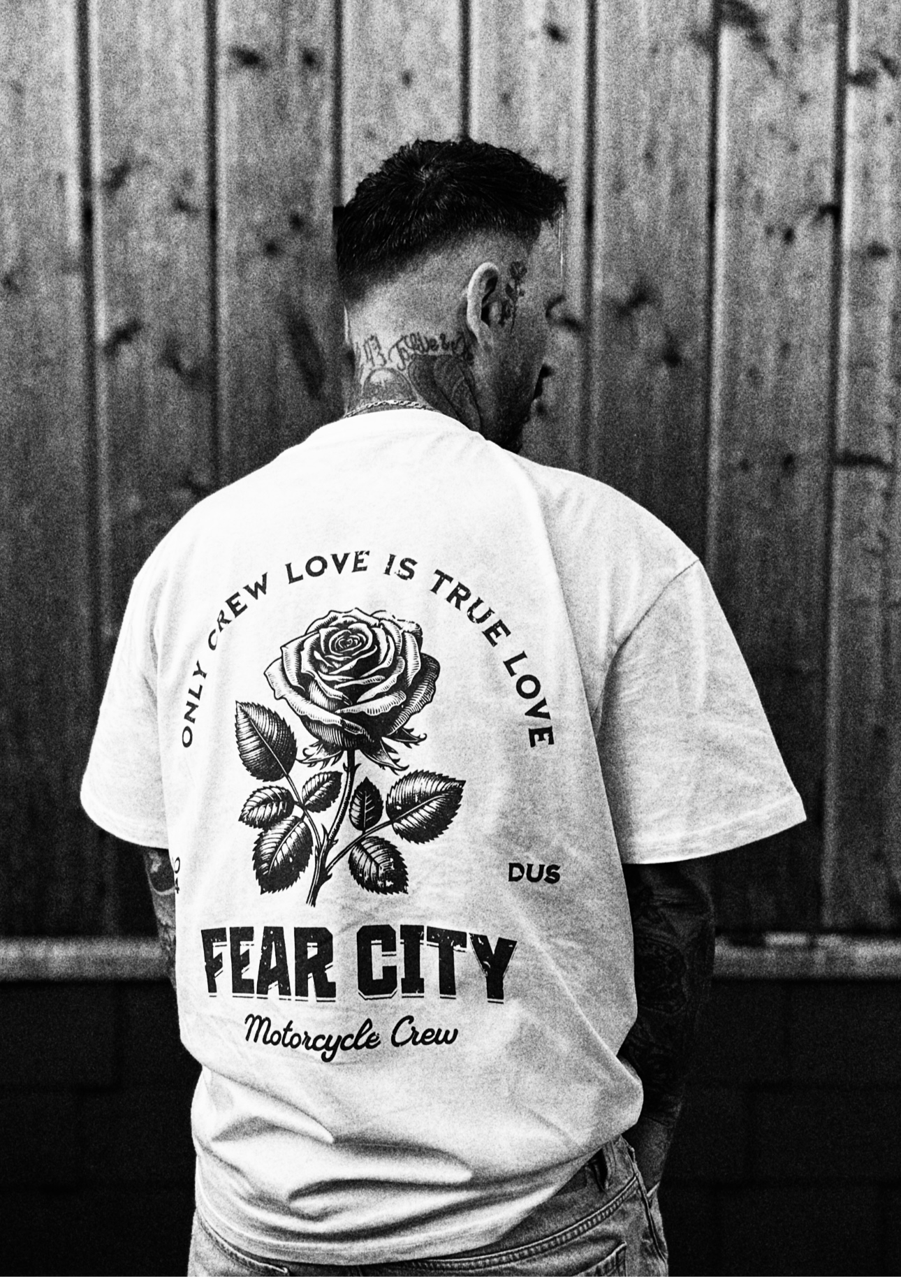 Entdecke dieses exklusive Fear City Clubstyle-T-Shirt, das den Biker-Lifestyle und den Motorrad-Spirit in jedem Detail widerspiegelt. Mit hochwertigem Siebdruck, handbedruckt und langlebig, bietet dieses Shirt perfekten Komfort für alle Motorrad-Enthusiasten. Ideal für Streetwear-Fans, Motorwear-Liebhaber und alle, die den urbanen Lifestyle und den einzigartigen Clubstyle suchen. Dieses T-Shirt ist nicht nur ein Kleidungsstück, sondern ein Statement für den authentischen Motorrad-Lifestyle.