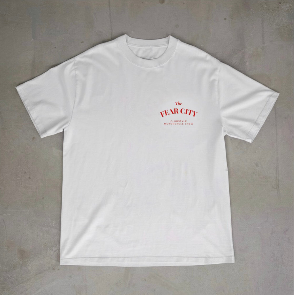 Entdecke dieses exklusive Fear City Clubstyle-T-Shirt, das den Biker-Lifestyle und den Motorrad-Spirit in jedem Detail widerspiegelt. Mit hochwertigem Siebdruck, handbedruckt und langlebig, bietet dieses Shirt perfekten Komfort für alle Motorrad-Enthusiasten. Ideal für Streetwear-Fans, Motorwear-Liebhaber und alle, die den urbanen Lifestyle und den einzigartigen Clubstyle suchen. Dieses T-Shirt ist nicht nur ein Kleidungsstück, sondern ein Statement für den authentischen Motorrad-Lifestyle.