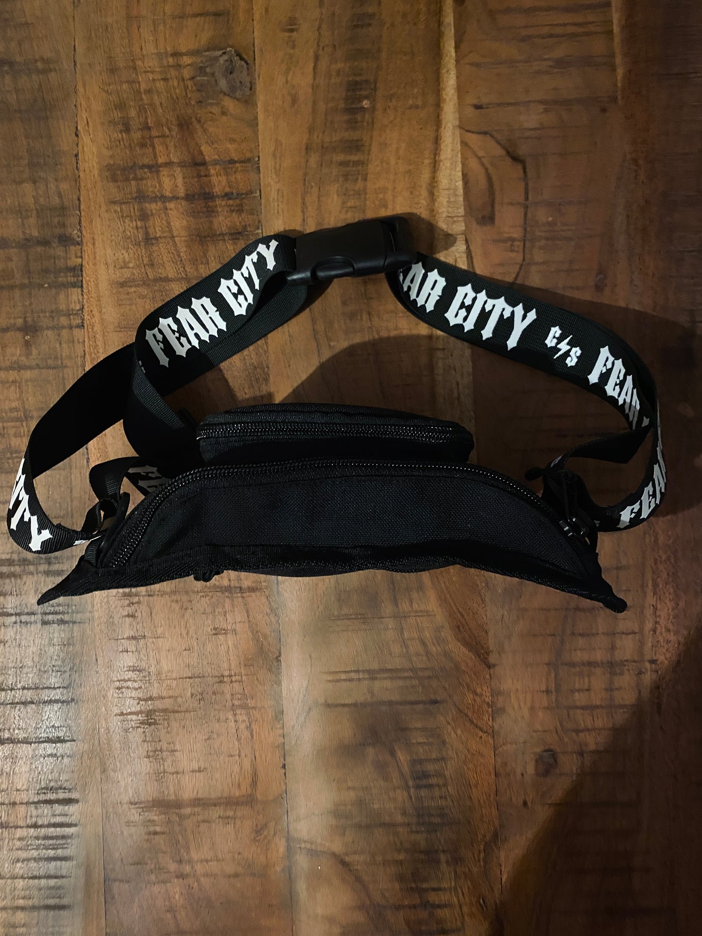 Schwarze Bauchtasche mit Fear City OG C S Logo - stylische Hipbag für unterwegs