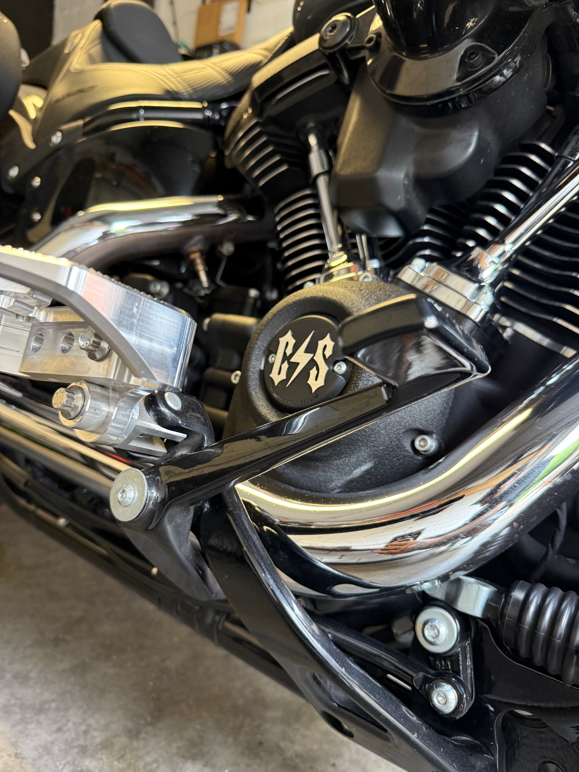 CNC Point Cover Schwarz für Harley-Davidson - C S Logo Gravur für Custom
Biker Style