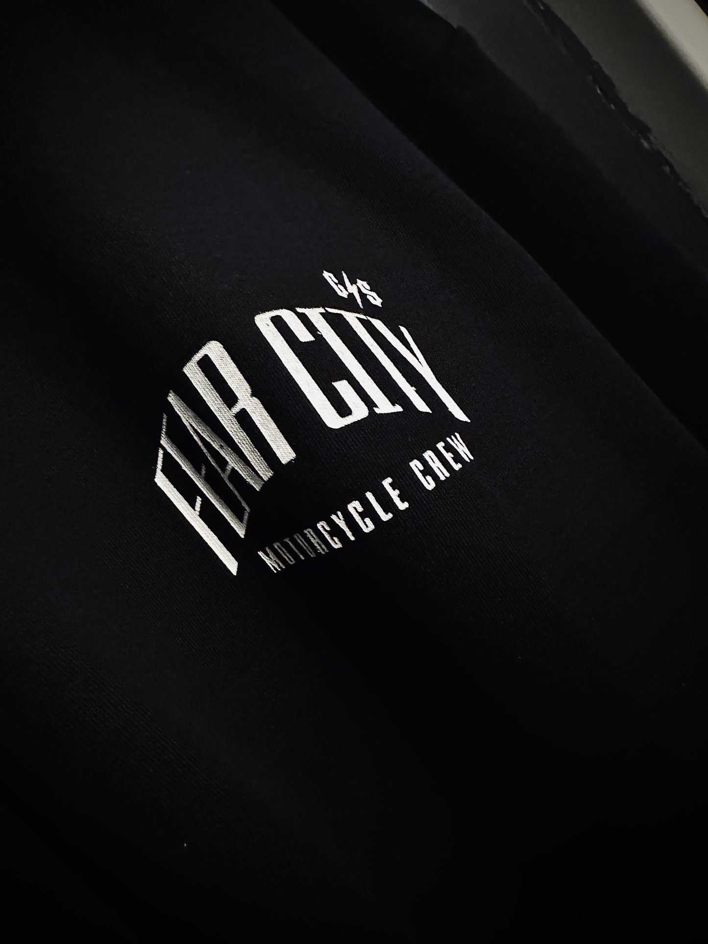 Entdecke dieses exklusive Fear City Clubstyle-T-Shirt, das den Biker-Lifestyle und den Motorrad-Spirit in jedem Detail widerspiegelt. Mit hochwertigem Siebdruck, handbedruckt und langlebig, bietet dieses Shirt perfekten Komfort für alle Motorrad-Enthusiasten. Ideal für Streetwear-Fans, Motorwear-Liebhaber und alle, die den urbanen Lifestyle und den einzigartigen Clubstyle suchen. Dieses T-Shirt ist nicht nur ein Kleidungsstück, sondern ein Statement für den authentischen Motorrad-Lifestyle.