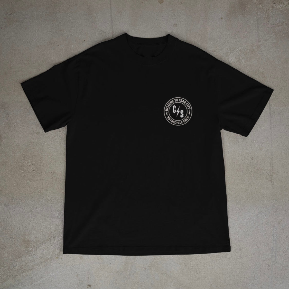 Entdecke dieses exklusive Fear City Clubstyle-T-Shirt, das den Biker-Lifestyle und den Motorrad-Spirit in jedem Detail widerspiegelt. Mit hochwertigem Siebdruck, handbedruckt und langlebig, bietet dieses Shirt perfekten Komfort für alle Motorrad-Enthusiasten. Ideal für Streetwear-Fans, Motorwear-Liebhaber und alle, die den urbanen Lifestyle und den einzigartigen Clubstyle suchen. Dieses T-Shirt ist nicht nur ein Kleidungsstück, sondern ein Statement für den authentischen Motorrad-Lifestyle.