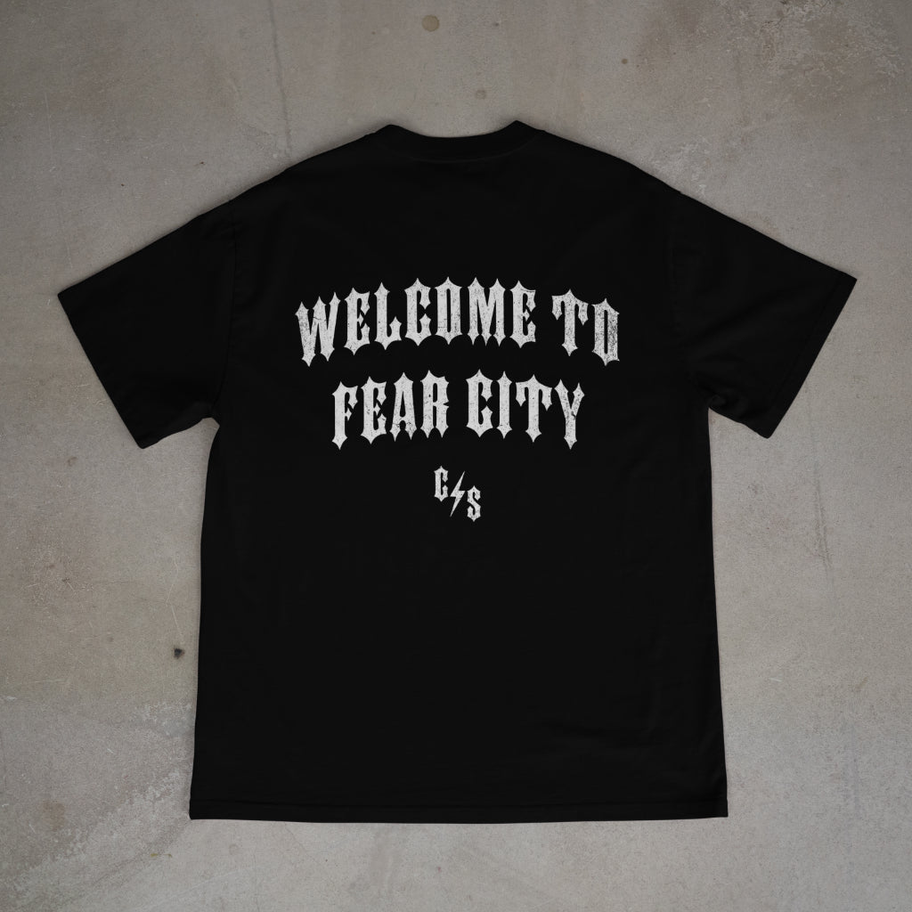Entdecke dieses exklusive Fear City Clubstyle-T-Shirt, das den Biker-Lifestyle und den Motorrad-Spirit in jedem Detail widerspiegelt. Mit hochwertigem Siebdruck, handbedruckt und langlebig, bietet dieses Shirt perfekten Komfort für alle Motorrad-Enthusiasten. Ideal für Streetwear-Fans, Motorwear-Liebhaber und alle, die den urbanen Lifestyle und den einzigartigen Clubstyle suchen. Dieses T-Shirt ist nicht nur ein Kleidungsstück, sondern ein Statement für den authentischen Motorrad-Lifestyle.