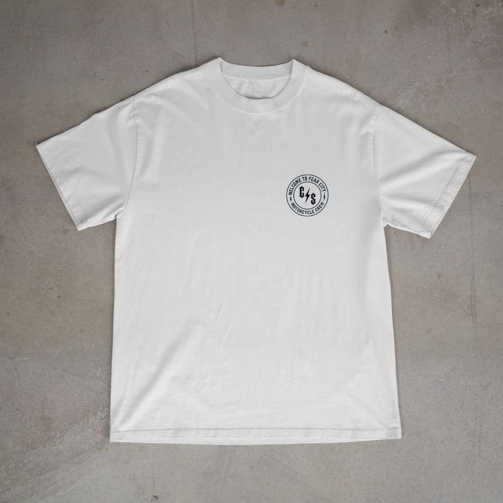 Entdecke dieses exklusive Fear City Clubstyle-T-Shirt, das den Biker-Lifestyle und den Motorrad-Spirit in jedem Detail widerspiegelt. Mit hochwertigem Siebdruck, handbedruckt und langlebig, bietet dieses Shirt perfekten Komfort für alle Motorrad-Enthusiasten. Ideal für Streetwear-Fans, Motorwear-Liebhaber und alle, die den urbanen Lifestyle und den einzigartigen Clubstyle suchen. Dieses T-Shirt ist nicht nur ein Kleidungsstück, sondern ein Statement für den authentischen Motorrad-Lifestyle.