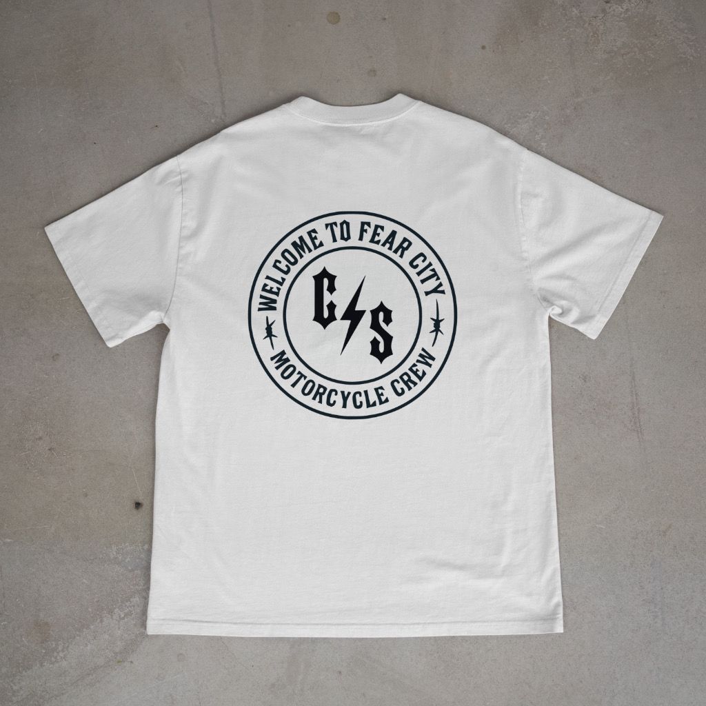 Entdecke dieses exklusive Fear City Clubstyle-T-Shirt, das den Biker-Lifestyle und den Motorrad-Spirit in jedem Detail widerspiegelt. Mit hochwertigem Siebdruck, handbedruckt und langlebig, bietet dieses Shirt perfekten Komfort für alle Motorrad-Enthusiasten. Ideal für Streetwear-Fans, Motorwear-Liebhaber und alle, die den urbanen Lifestyle und den einzigartigen Clubstyle suchen. Dieses T-Shirt ist nicht nur ein Kleidungsstück, sondern ein Statement für den authentischen Motorrad-Lifestyle.
