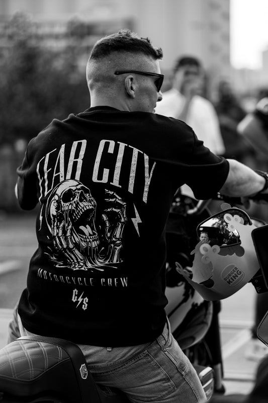 Entdecke dieses exklusive Fear City Clubstyle-T-Shirt, das den Biker-Lifestyle und den Motorrad-Spirit in jedem Detail widerspiegelt. Mit hochwertigem Siebdruck, handbedruckt und langlebig, bietet dieses Shirt perfekten Komfort für alle Motorrad-Enthusiasten. Ideal für Streetwear-Fans, Motorwear-Liebhaber und alle, die den urbanen Lifestyle und den einzigartigen Clubstyle suchen. Dieses T-Shirt ist nicht nur ein Kleidungsstück, sondern ein Statement für den authentischen Motorrad-Lifestyle.