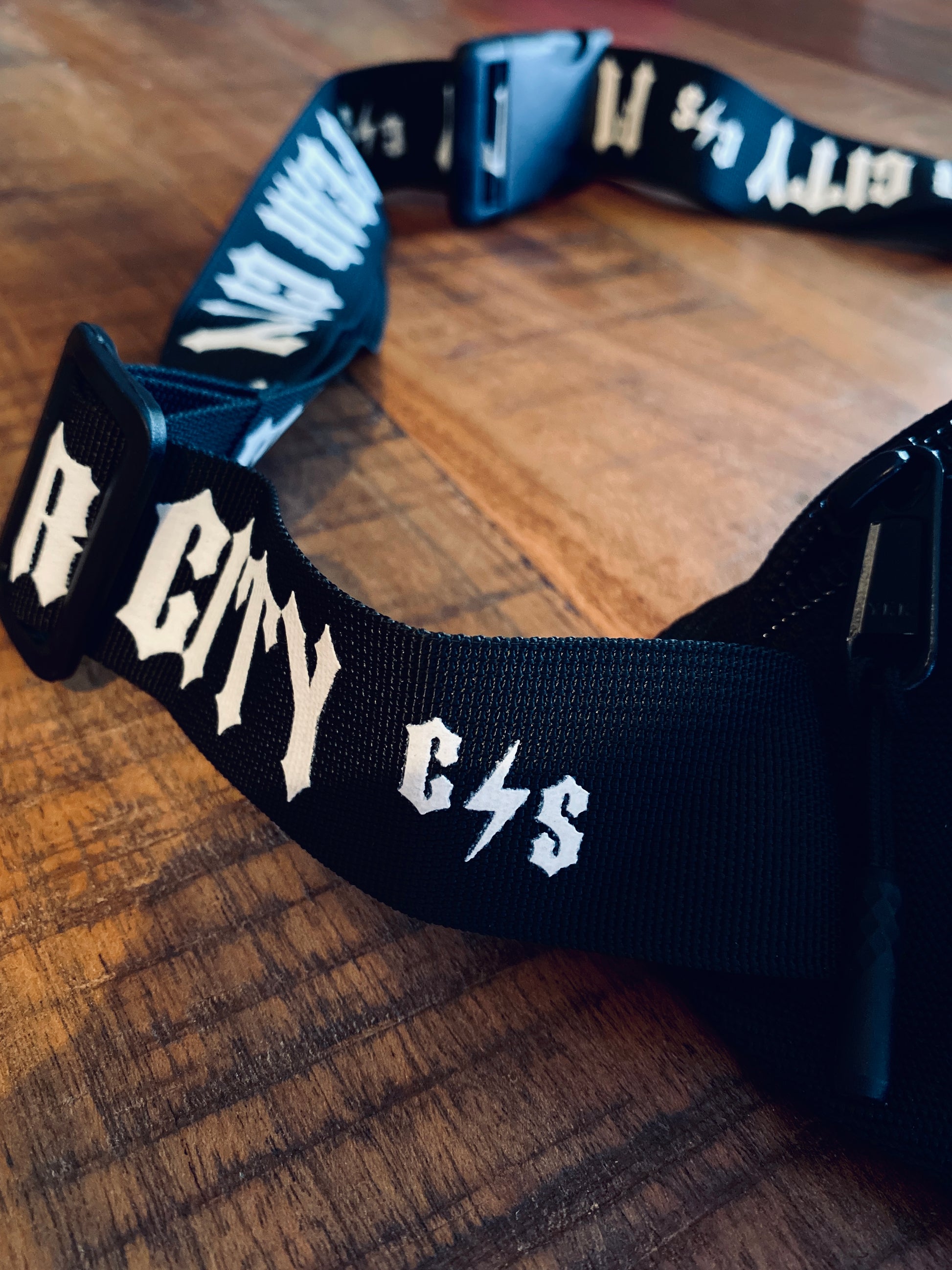 Schwarze Bauchtasche mit Fear City OG C S Logo - stylische Hipbag für unterwegs