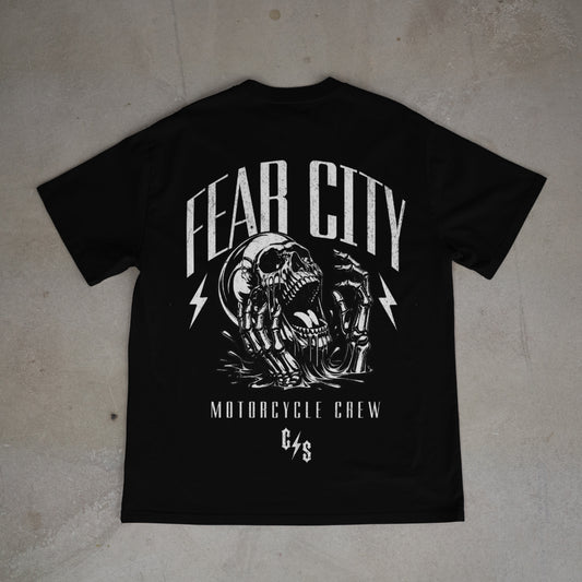 Entdecke dieses exklusive Fear City Clubstyle-T-Shirt, das den Biker-Lifestyle und den Motorrad-Spirit in jedem Detail widerspiegelt. Mit hochwertigem Siebdruck, handbedruckt und langlebig, bietet dieses Shirt perfekten Komfort für alle Motorrad-Enthusiasten. Ideal für Streetwear-Fans, Motorwear-Liebhaber und alle, die den urbanen Lifestyle und den einzigartigen Clubstyle suchen. Dieses T-Shirt ist nicht nur ein Kleidungsstück, sondern ein Statement für den authentischen Motorrad-Lifestyle.