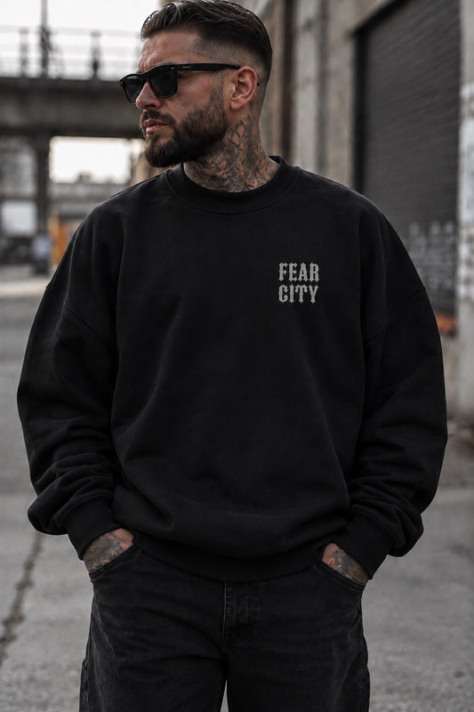Schwarzer Fear City TYPO CREWNECK am Model mit grauem Brustprint