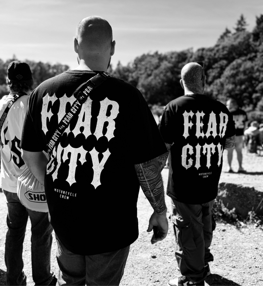 Entdecke dieses exklusive Fear City Clubstyle-T-Shirt, das den Biker-Lifestyle und den Motorrad-Spirit in jedem Detail widerspiegelt. Mit hochwertigem Siebdruck, handbedruckt und langlebig, bietet dieses Shirt perfekten Komfort für alle Motorrad-Enthusiasten. Ideal für Streetwear-Fans, Motorwear-Liebhaber und alle, die den urbanen Lifestyle und den einzigartigen Clubstyle suchen. Dieses T-Shirt ist nicht nur ein Kleidungsstück, sondern ein Statement für den authentischen Motorrad-Lifestyle.
