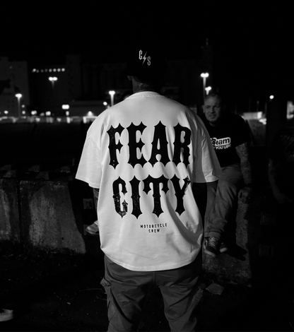 Weißes Motorrad T-Shirt von FEAR CITY® – Detailansicht des OG FEAR CITY TEE WHITE Prints