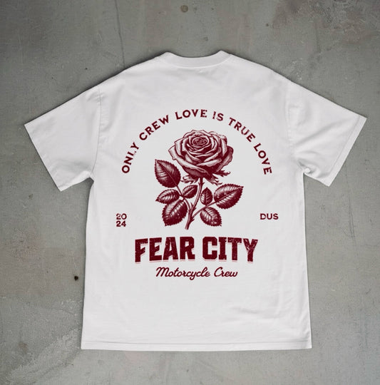 Entdecke dieses exklusive Fear City Clubstyle-T-Shirt, das den Biker-Lifestyle und den Motorrad-Spirit in jedem Detail widerspiegelt. Mit hochwertigem Siebdruck, handbedruckt und langlebig, bietet dieses Shirt perfekten Komfort für alle Motorrad-Enthusiasten. Ideal für Streetwear-Fans, Motorwear-Liebhaber und alle, die den urbanen Lifestyle und den einzigartigen Clubstyle suchen. Dieses T-Shirt ist nicht nur ein Kleidungsstück, sondern ein Statement für den authentischen Motorrad-Lifestyle.