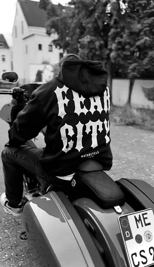 Entdecke dieses exklusive Fear City Clubstyle-T-Shirt, das den Biker-Lifestyle und den Motorrad-Spirit in jedem Detail widerspiegelt. Mit hochwertigem Siebdruck, handbedruckt und langlebig, bietet dieses Shirt perfekten Komfort für alle Motorrad-Enthusiasten. Ideal für Streetwear-Fans, Motorwear-Liebhaber und alle, die den urbanen Lifestyle und den einzigartigen Clubstyle suchen. Dieses T-Shirt ist nicht nur ein Kleidungsstück, sondern ein Statement für den authentischen Motorrad-Lifestyle.