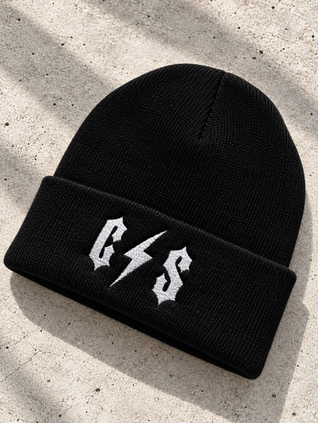 Schwarze Motorrad Clubstyle Beanie von Fear City mit weißer CS-Blitzstickerei, Biker Streetwear