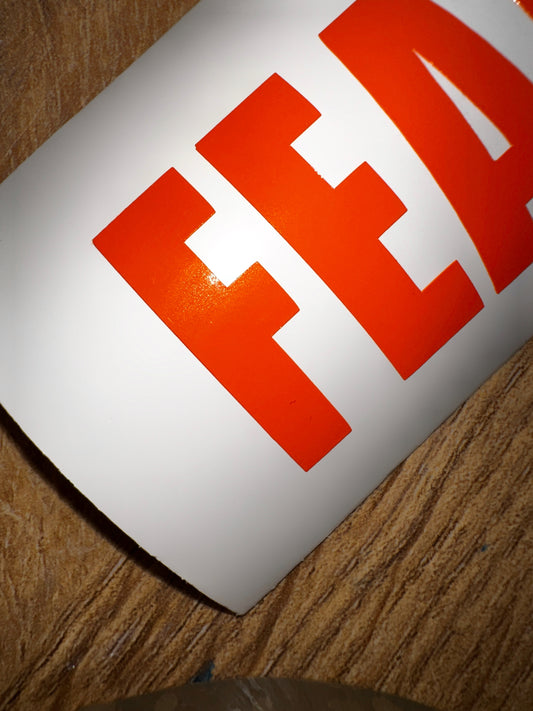 Clubstyle Chopper Sticker für Motorrad Fans - robuster Vinyl
Aufkleber mit Transferfolie für Tank, Helm, Garage oder Werkzeugkiste.
Fear City Design mit persönlicher Note, perfekt für Custom Bikes & Szene-Biker.