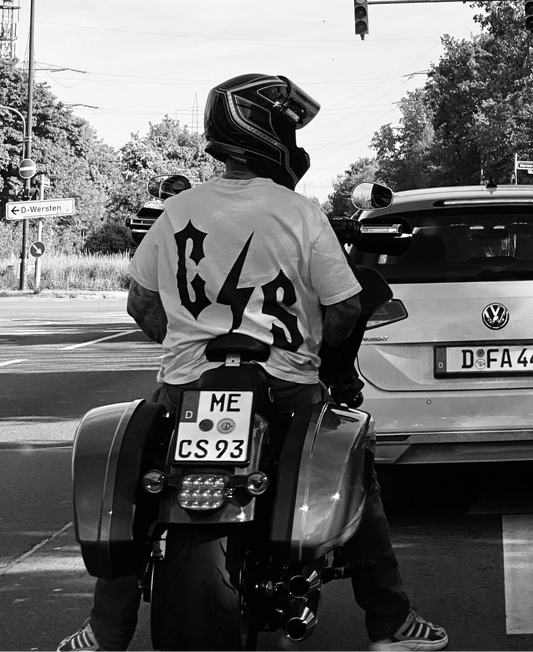 Entdecke dieses exklusive Fear City Clubstyle-T-Shirt, das den Biker-Lifestyle und den Motorrad-Spirit in jedem Detail widerspiegelt. Mit hochwertigem Siebdruck, handbedruckt und langlebig, bietet dieses Shirt perfekten Komfort für alle Motorrad-Enthusiasten. Ideal für Streetwear-Fans, Motorwear-Liebhaber und alle, die den urbanen Lifestyle und den einzigartigen Clubstyle suchen. Dieses T-Shirt ist nicht nur ein Kleidungsstück, sondern ein Statement für den authentischen Motorrad-Lifestyle.