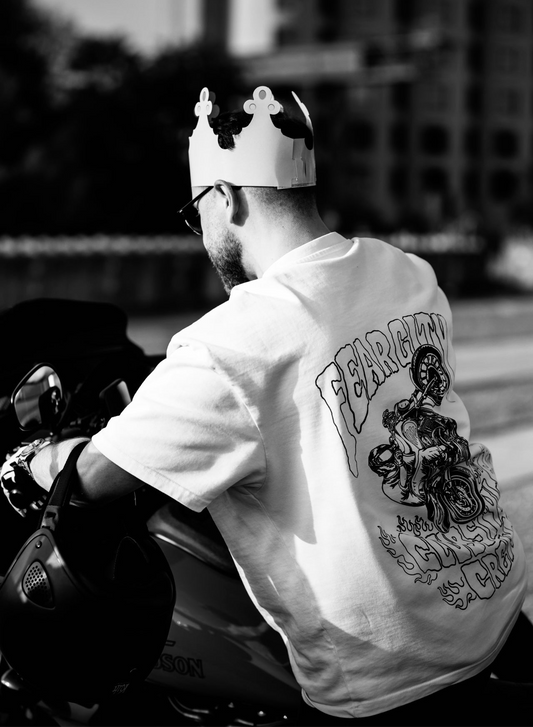 Entdecke dieses exklusive Fear City Clubstyle-T-Shirt, das den Biker-Lifestyle und den Motorrad-Spirit in jedem Detail widerspiegelt. Mit hochwertigem Siebdruck, handbedruckt und langlebig, bietet dieses Shirt perfekten Komfort für alle Motorrad-Enthusiasten. Ideal für Streetwear-Fans, Motorwear-Liebhaber und alle, die den urbanen Lifestyle und den einzigartigen Clubstyle suchen. Dieses T-Shirt ist nicht nur ein Kleidungsstück, sondern ein Statement für den authentischen Motorrad-Lifestyle.