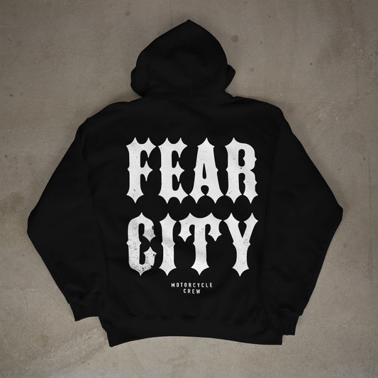 Entdecke dieses exklusive Fear City Clubstyle-T-Shirt, das den Biker-Lifestyle und den Motorrad-Spirit in jedem Detail widerspiegelt. Mit hochwertigem Siebdruck, handbedruckt und langlebig, bietet dieses Shirt perfekten Komfort für alle Motorrad-Enthusiasten. Ideal für Streetwear-Fans, Motorwear-Liebhaber und alle, die den urbanen Lifestyle und den einzigartigen Clubstyle suchen. Dieses T-Shirt ist nicht nur ein Kleidungsstück, sondern ein Statement für den authentischen Motorrad-Lifestyle.