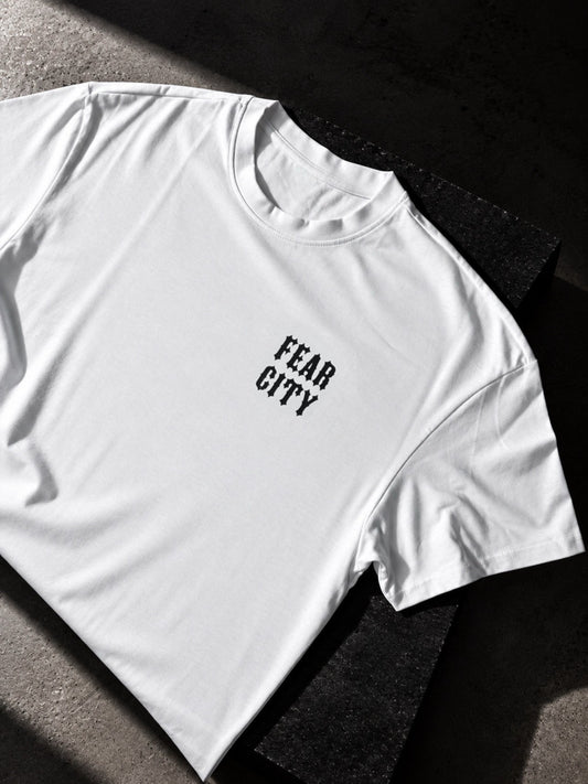 Weißes Fear City Essential Tee mit cleanem Brustprint – Clubstyle Motorrad T-Shirt