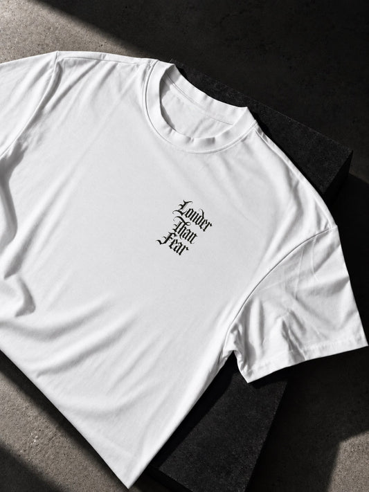 Weißes Louder Than Fear Essential Tee mit dezentem Brustprint – Clubstyle Motorrad T-Shirt
